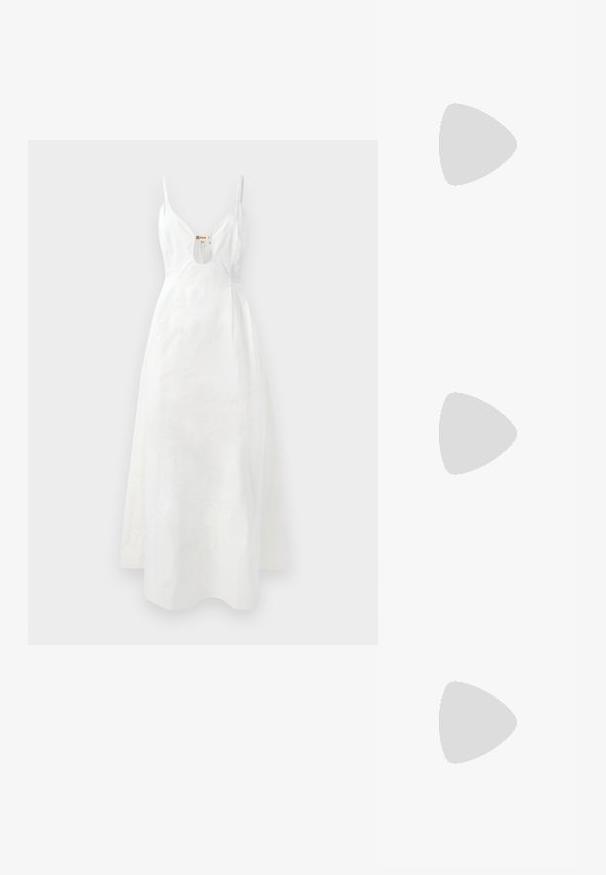 Vestido blanco con tirantes finos, escote en V profundo y un corte de ojal. Tejido suave con un brillo sutil, hasta el tobillo con un corpiño ajustado.; Tacón slingback negro de charol con punta afilada, que presenta un estampado de serpiente texturizado, correa ajustable y un tacón bloque corto y texturizado.; Bolso cruzado de cuero negro con dos bolsillos frontales, hebillas doradas, cierre de cremallera y una correa delgada. Superficie texturizada y forma rectangular compacta.; Pendientes de aro de metal en tono dorado con una forma curva y alargada. Presentan una superficie lisa y brillante y una punta redondeada para mayor detalle.