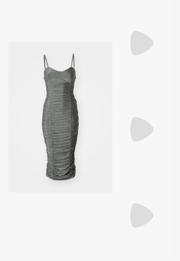 Robe grise ajustée avec texture froncée, bretelles spaghetti réglables et silhouette crayon. Fabriquée dans un tissu extensible et scintillant.; Escarpins slingback en cuir verni noir avec un bout pointu et un petit talon bloc, mettant en avant un accent en boucle argentée sur la sangle.; Sac à main en cuir noir avec une forme courbée, bandoulière amovible et des accessoires en or. Le sac est doté d'un rabat avec un détail de boucle.; Trois paires de boucles d'oreilles : de grandes perles blanches en boutons, des créoles en or avec des pierres claires, et deux longues boucles d'oreilles droites en or avec des détails scintillants.