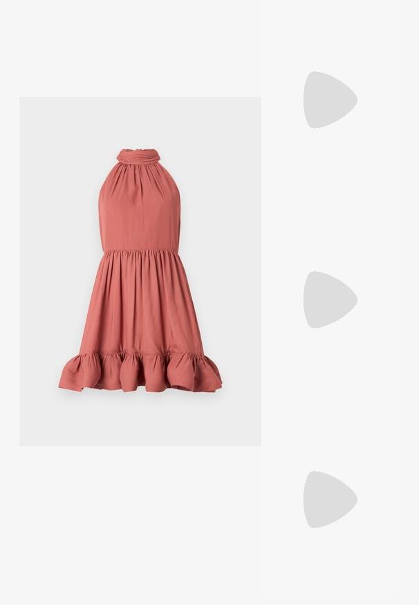 Robe à encolure halter en tissu corail doux avec un corsage froncé et un ourlet volanté évasé, présentant une texture lisse et un design simple.; Des sandales noires à talons hauts avec des fines lanières au design noué, un bout carré lisse et un talon aiguille élégant.; Sac à main en métal gris clair avec une bandoulière en chaîne, orné de petits clous métalliques ronds et d'un logo de marque triangulaire.; Boucles d'oreilles en argent avec une finition lisse et brillante. Forme arrondie, conception légère, avec un fermoir à tige.