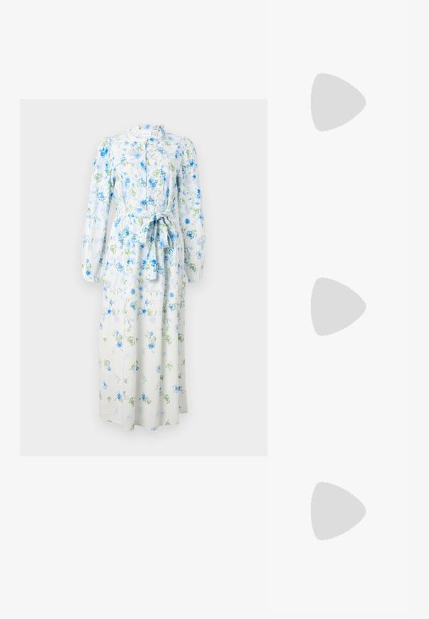 Φλοράλ φόρεμα με μπλε και πράσινα σχέδια σε ανοιχτό φόντο, με μακριά μανίκια, κουμπώσει στο μπροστινό μέρος και �λεπτομέρεια με ζωνάκι στη μέση.; Μαύρο παπούτσι slingback από πατέντο δέρμα με μυτερή μύτη, λουράκια στον αστράγαλο που διαθέτουν ασημένιες αγκράφες και μεταλλικά στοιχεία, και λεπτό τακούνι.; Χρυσή μεταλλική τσάντα χειρός με δομημένο σχέδιο, λεία υφή και ρυθμιζόμενο λουρί. Διαθέτει μοναδικό τριγωνικό σχήμα και μινιμαλιστική ραφή.; Χρυσά σκουλαρίκια με υφή, κυματιστά σχήματα. Περιλαμβάνουν γλυπτικά κλιπ-σε σκουλαρίκια και σχέδιο ανοιχτού σκουλαρικιού με σφυρήλατη επιφάνεια.