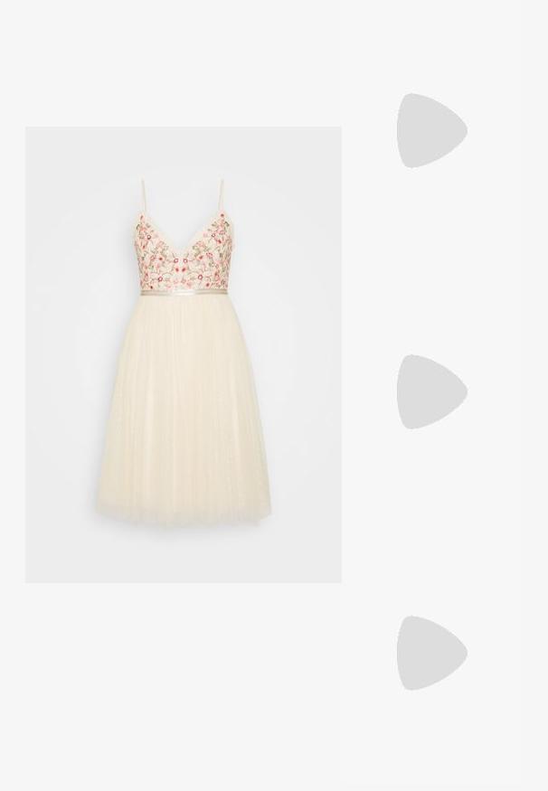 Needle & Thread ELSIE CAMI MIDI DRESS - Vestido de cocktail / Vestido de festa - champagne; Sapato de salto alto preto em pele com bico fino e salto baixo. Apresenta uma textura suave e brilho subtil. Corte aberto na parte da frente para um detalhe adicional.; Clutch dourada em lantejoulas com formato retangular, apresentando uma alça de corrente torcida e um fecho de metal, refletindo a luz com um acabamento texturizado.; Lauren Ralph Lauren BASIC SMALL HOOP - Brincos - gold-coloured