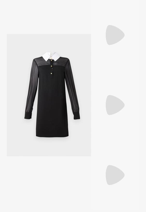 Abito nero con colletto bianco, maniche lunghe trasparenti, patta con bottoni dorati e silhouette aderente. Texture liscia in tutto l'abito.; Sandali neri con tacco alto presentano sottili cinturini con design annodato, una punta quadrata liscia e un elegante tacco a spillo.; Borsa a mano metallica grigia chiara con tracolla a catena, impreziosita da piccoli chiodi metallici circolari e da un logo triangolare del marchio.; Orecchini a cerchio in argento con una finitura liscia e lucente. Forma arrotondata, design leggero, con chiusura a perno.