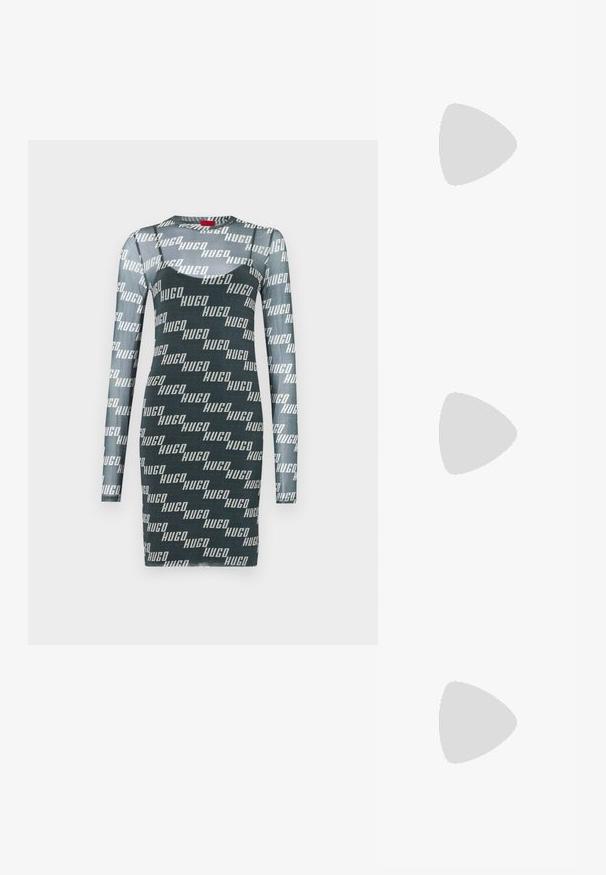 Abito a maniche lunghe di colore verde scuro con un motivo ripetuto del logo "HUGO" bianco. Realizzato in tessuto elasticizzato e aderente, con scollatura tonda.; Sandali neri con tacco alto presentano sottili cinturini con design annodato, una punta quadrata liscia e un elegante tacco a spillo.; Borsa a mano metallica grigia chiara con tracolla a catena, impreziosita da piccoli chiodi metallici circolari e da un logo triangolare del marchio.; Orecchini a cerchio in argento con una finitura liscia e lucente. Forma arrotondata, design leggero, con chiusura a perno.