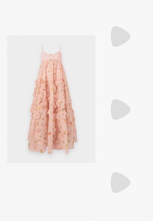 Vestido rosa con volantes y tirantes finos, fabricado en un tejido ligero y con un diseño impreso de vida marina y conchas en toda su superficie.; Zapatillas de cuero blancas, diseño de corte bajo, con una textura suave, puntera redonda, cordones en la parte delantera y un pequeño logo bordado en el lateral.; Bolso de cubo negro de cuero con un acabado texturizado, acentos de hardware dorado y parte superior abierta. Cuenta con un asa corta y una correa de hombro ajustable.; Pendientes de botón en tono dorado con un diseño retorcido. Cada pendiente cuenta con un respaldo circular transparente para una sujeción segura.