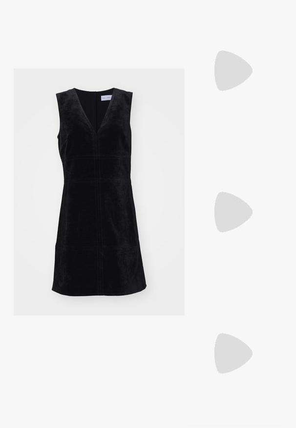 Rochie neagră fără mâneci din catifea moale, cu decolteu adânc în V, siluetă ajustată și tipare subtile de cusătură, fără buzunare.; Sandelă din piele neagră cu vârf pătrat, curele subțiri, curea ajustabilă la gleznă și toc mic. Prezintă un mic accent auriu pe curea.; Geantă din piele cu model de crocodil negru, cu un design structurat, mână superioară, curea ajustabilă și un detaliu proeminent cu logo pe față.; Broșă de culoare aurie cu un design împletit, având linii netede și curbe și o formă complexă, ce reflectă un finisaj lucios.