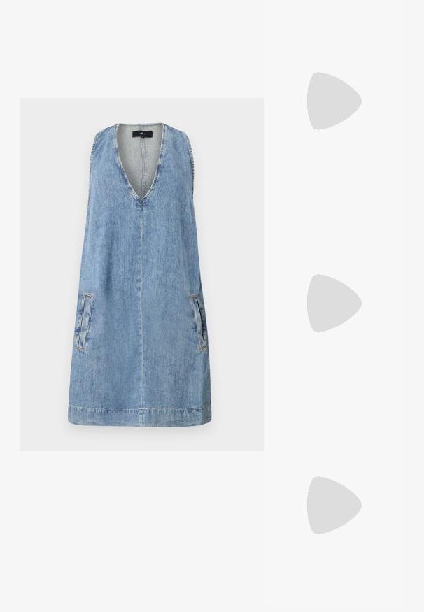 7 for all mankind V NECK DRESS - Džinsinė suknelė - arizona; Juodas smailus slingback batelis su žemu kulnu, pagamintas iš lygaus odos paviršiaus ir su išpjovomis šone, užtikrinančiomis oro pralaidumą.; Balta odinė rankinė su išlenkta forma, su reljefiniu "CK" logotipu priekyje ir viena petneša. Užtrauktuko uždarymas viršuje.; Trys metalinės žiedai: vienas rožinės aukso, vienas auksinis su tekstūruotais akcentais ir vienas sidabrinis, visi su įmintu ženklinimu vidinėje juostoje.