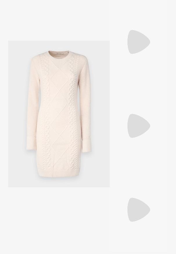 Adīta svārku kleita gaiši rozā krāsā, ar teksturētām rakstām, apaļo kakla izgriezumu, garām piedurknēm un ribota līkuma apakšmalu.; Melna, ar smailu purngalu, slingback kurpe ar zemu papēdi, izgatavota no gludas ādas materiāla un ar izgriezumiem sānos gaisa caurlaidībai.; Melna ādas rokassoma ar izliekta dizaina elementiem, zelta krāsas detaļām un augšējo rokturi. Iezīmējas ar elegantu aizdari un gludu faktūru.; Trīs metāla gredzeni: viens rozā zeltā, viens zeltā ar teksturētiem akcentiem un viens sudraba, visiem ar iegravētām zīmola atzīmēm iekšējā joslā.