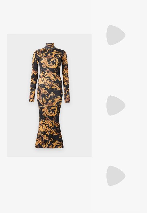 Črna oprijeta dolga majica s turtleneck ovratnikom in zlatim in rjavim okrasnim cvetličnim baročnim vzorcem, dolžine do sredine meč, z rebrasto teksturo tkanine.; Bež čevlji na visoki peti s tankim trakcem okrog gležnja in dvema zgornjima trakoma. Sijajna lakirana površina in zlat detajl na trakcu okrog gležnja.; Zlata torbica s pomičnim šalom v pravokotni obliki, z zasukano verižico in kovinskim zapiranjem, ki odseva svetlobo z teksturirano površino.; Zlato obarvani uhani, ki vsebujejo pravokoten, prozoren kristal, obešen pod vrsto majhnih, okroglih prozornih dodatkov. Elegantna, moderna zasnova.