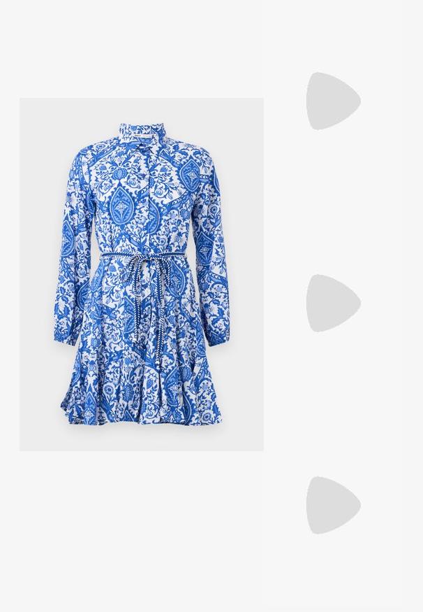 Modrá a biela šaty so vzorom, dlhými rukávmi, golierom, zapínaním na gombík a viazaním v páse. Obsahujú kvetinový a paisley vzor.; Biele ploché topánky s špicatou špičkou z krémovej kože s priehľadným zvrškom posiatym kamienkami. Mäkká podrážka pre pohodlie, minimalistický dizajn.; Bežová kožená crossbody taška s detailom mašle, zlatým kovaním a jedným nastaviteľným popruhom, nosená cez zelenú prešívanú bundu.; Sada piatich zlatých náušníc s rôznymi dizajnami: skrútené, ryhované a hladké povrchy v tvaroch kruhu a pologule.