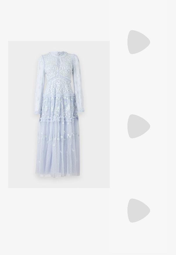 Needle & Thread AUTUMN LONG SLEEVE ANKLE GOWN - Proginė apranga - light blue; Juodai lakuoti slingback aukštakulniai su smailiu nosiu, su tekstūruotu gyvatės raštu, reguliuojama juosta ir trumpu, tekstūruotu blokiniu kulnu.; Juodas odinis per petį nešiojamas krepšys su dviem priekiniais kišenėmis, auksiniais sagtimis, užtrauktuko uždarymu ir siauromis petnešomis. Textūruota paviršius ir kompaktiškas stačiakampis formatas.; Auksinės metalinės auskarų kabės su lenktą, pailgą forma. Turi lygų, blizgantį paviršių ir užapvalintą galiuką papildomam akcentui.