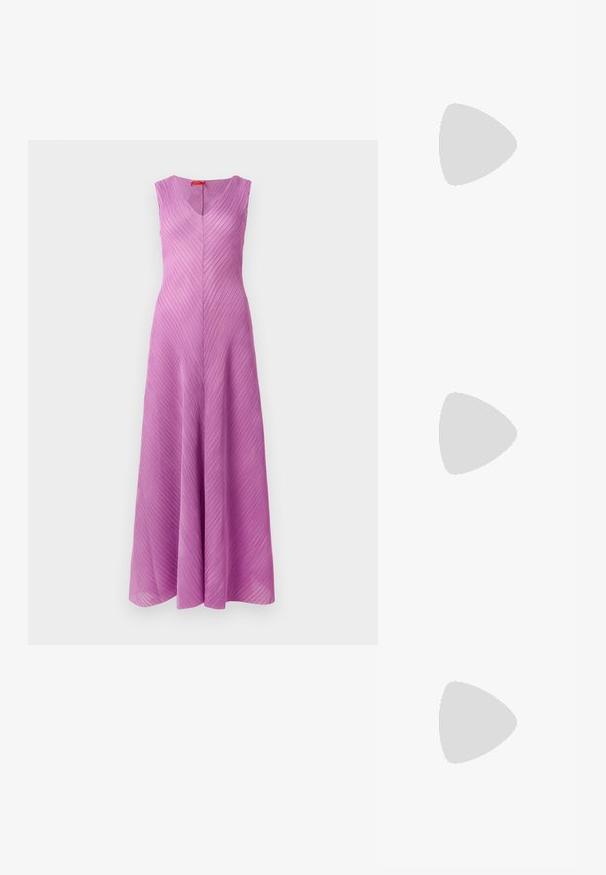Hõlsteta, V-kaelusega kleit helesinises toonis, diagonaalsete voldikutega, voogava siluetiga ja siledast tekstuurist.; Must musta slingback kontsad, terava nina, peenike konts ja dekoratiivne pandla detail peal. Sile tekstuur ja stiilne disain.; Must have mustriga disainiga must nahk käekott, millel on ketiga ja käepideme aktsendid ning tekstureeritud pind. Omab klapi sulgemist, millel on nähtav bränd.; Hõbedane rõngas kõrvarõngas tekstureeritud disainiga ja pärlimaalinguga, kantud vasakus kõrvas, koos lühikese juuksekujundusega.