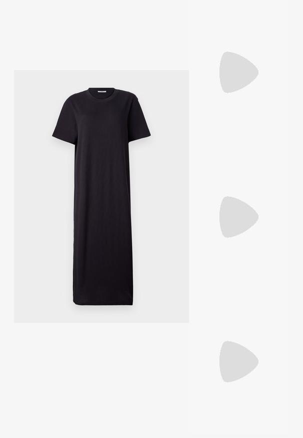 Schwarzes, kurzärmeliges Maxikleid aus weichem Stoff; verfügt über einen runden Ausschnitt und eine lockere, gerade Silhouette mit einem knöchellangen Saum.; Schwarze Lackleder-Slingback-Absätze mit spitzer Zehenform, einem runden Ausschnitt-Design und einem Blockabsatz. Mit einem goldfarbenen Schnallenakzent.; Schwarze übergroße Sonnenbrille mit getönten Gläsern, dicken Rahmen und goldfarbener Kettendetaillierung an den Bügeln.; Schwarze Handtasche mit strukturierter Form, glatter Textur und einem metallischen Verschluss. Kombiniert mit weiten schwarzen Hosen und offenen Sandalen auf einem Holzboden.