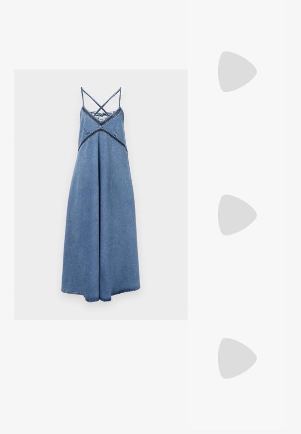 Denim-mekko rentoa istuvuutta, säädettävillä ristikkäisillä olkaimilla, pyöreällä kaula-aukolla ja hieman levenevällä helmallaan. Sininen väri ompelu yksityiskohdilla.; Mustat korkokengät sandaalit, joissa on ohuet hihnat solmittuna, sileä neliön muotoinen varvasosa ja tyylikäs stiletto-korko.; Vaalea harmaa metallinen käsilaukku, jossa on ketjusanka. Laukku on koristeltu pienillä pyöreillä metallikoruilla ja kolmion muotoisella brändilogolla.; Hopehopeet hopehopeet hopehopeet hopehopeet, jolla on sileä, kiiltävä pinta. Pyöreä muoto, kevyt rakenne, jossa on neulakiinnitys.