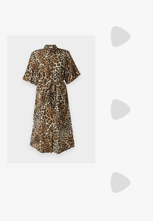 Vestido de estampado de leopardos em castanho, bege e preto. Feito de tecido suave, apresenta um colarinho, mangas curtas e um detalhe de laço na cintura.; Sapato slingback preto em pele patentada com bico apontado, tiras no tornozelo apresentando fivelas e acessórios prateados, e um salto elegante.; Bolsa de couro preta com forma curva, alça destacável e detalhes em dourado. A bolsa possui uma aba com detalhe de fivela.; Brincos em tom de ouro com formas onduladas e texturizadas. Inclui studs escultóricos com presilha e um design de argola aberta com um acabamento martelado.