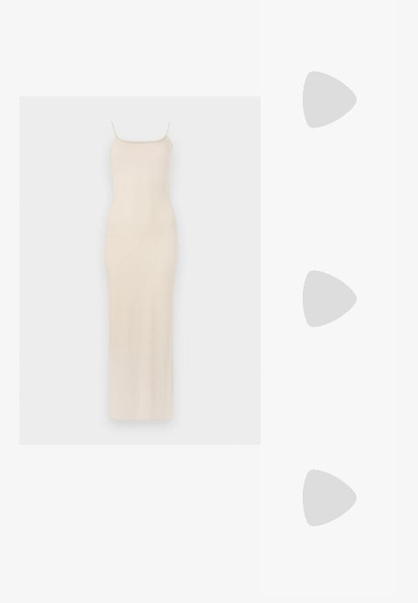 Beige satenasta maksi obleka s tankimi naramnicami, oprijetim korzetom in ravno silhueto, ki pada do gležnjev. Gladka tekstura, minimalističen dizajn.; Črne usnjene škornje do kolen s uskim nosom, elegantnim dizajnom in tankim visokim petam. Gladka tekstura in minimalno okraševanje.; Črne pravokotne sončne očala z temnimi lečami, gladkim plastičnim okvirjem in ukrivljenimi nogicami. Oblika je robustna in minimalistična.; Bela usnjena torbica s strukturirano zasnovo, ki ima ročaj na vrhu in zaponko v zlatem tonu. Gladka tekstura in minimalistični detajli.