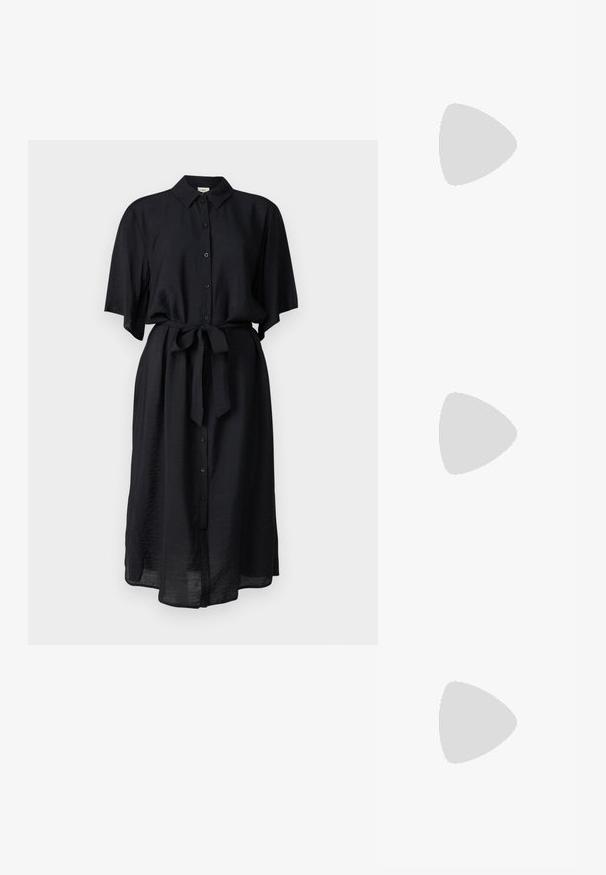 Crna košulja-haljina s kratkim rukavima, uže strukirano vezanje i ravna silueta. Napravljena od lagane tkanine s teksturiranim završetkom.; Zlatni metalik slingback sandali s šiljatim vrhom i debelim potpeticama. Glatka tekstura, minimalistički dizajn i uski remen.; Crna kožna torba s lukovitim oblikom, odvojivim remenom i zlatnim detaljima. Torba ima preklop s kopčom.; Zlatne metalne naušnice s elegantnim, zakrivljenim dizajnom. Imaju karakterističan šiljast oblik, poliranu površinu i zatvaranje na šarku.