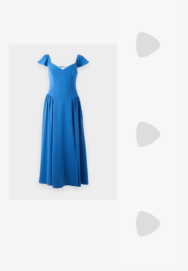 Robe midi bleue en tissu lisse, avec un col en V, des manches courtes bouffantes et une jupe froncée avec une fente sur le côté.; Chaussure à talon aiguille à bout pointu avec un schema de couleurs argent, or et nude. Fini brillant avec un design découpé, dotée d'un talon stiletto.; Pochette en métal argenté avec une forme douce et arrondie et un fermoir en haut noué. Fabriquée en simili cuir lisse.; Boucles d'oreilles en argent en forme de créoles avec un design torsadé, dotées d'une finition polie et d'une fermeture à poussoir. Mesurent environ 3 cm de diamètre.