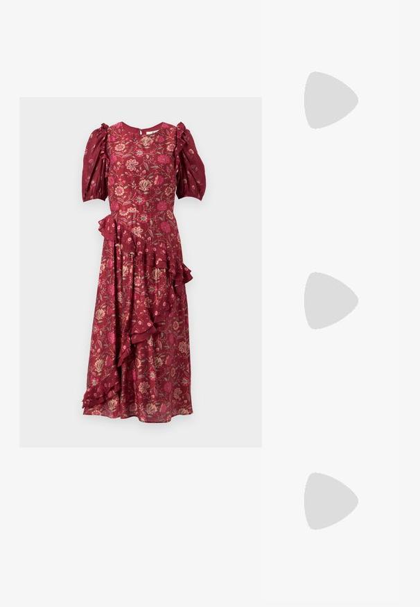 Burvīgs, līdz ceļiem garš kleita bordo audumā ar ziedu rakstiem. Iespējams, pufīgas piedurknes un asimetriska ruffles detaļa sānos.; Balta īsām piedurknēm T-krekls, izgatavots no ribota auduma. Apaļš izgriezums, regulāra piegriezuma un diskrēti šuvumu detaļas. Bez printiem vai grafikām.; Melna ādas baleta kurpe ar noapaļotu purngalu, gludu tekstūru, minimālu šuvju detalizāciju un elastīgu zoles dizainu.; Bordo ādas rokas soma ar atloku, zeltītām detaļām, plecu siksnu un gludu virsmu. Kompakta, taisnstūrveida forma.