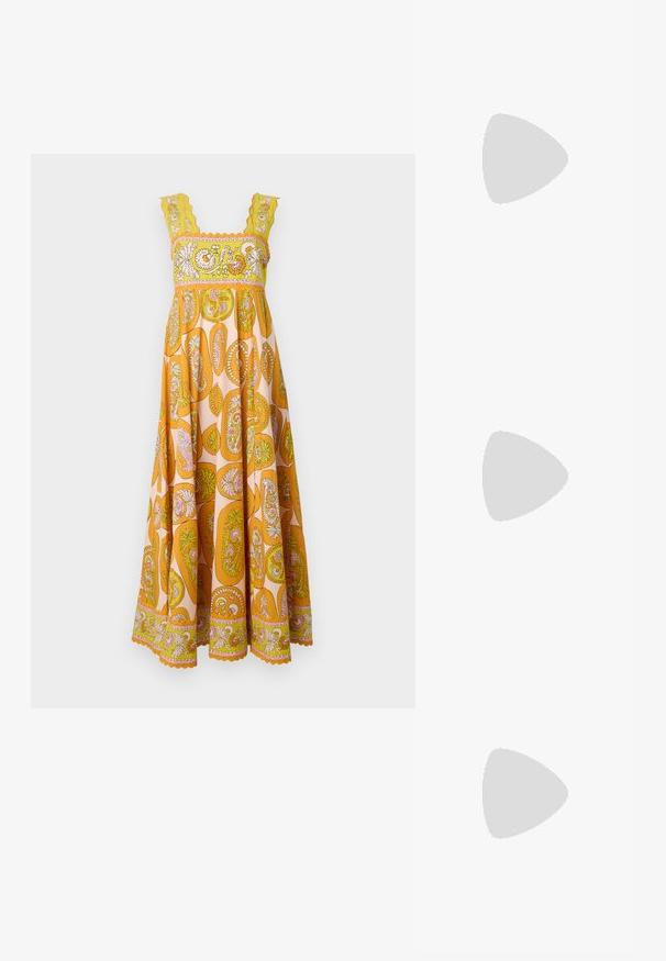 Alemais DIANA SUMMER DRESS - Maxikjoler - multi; Hvide lædersneakers, lavtop design, med en glat tekstur, rund tå, snørret front og et lille broderet logo på siden.; Sort læder bucket taske med en struktureret overflade, guld hardware detaljer og en åben top. Har et kort håndtag og justerbar skulderrem.; Guldtonede knude-stud øreringe med et vredet design. Hver ørering har en cirkulær klar bagside for sikker brug.