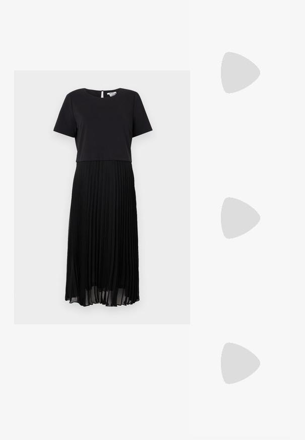 Abito nero con top a maniche corte e gonna plissettata. Tessuto liscio sulla parte superiore e plissettature fluttuanti e strutturate nella parte inferiore. Chiusura a chiave sul retro.; Scarpe slingback in vernice nera con punta appuntita, dettaglio in metallo argentato e tacco basso a blocco. Texture liscia e lucida in tutto l'oggetto.; Borsa a tracolla in pelle nera con finitura textured, dotata di due manici superiori, una tracolla rimovibile e un dettagli di chiusura in argento.; Orecchini a goccia in argento con perno quadrato, caratterizzati da una finitura liscia e lucidata e da una forma a goccia, che riflettono la luce grazie a una superficie lucida.
