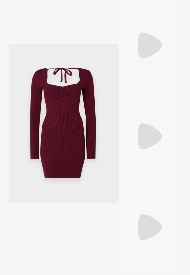 Burgundska črna obleka z dolgimi rokavi, kvadratnim izrezom in zavezovanjem na hrbtni strani; oprijet kroj poudarja pas.; Črne platforme z visokimi petami in koničastim nosom ter nastavljivim gležnjenjskim trakom. Narejene iz gladke usnje, s kockasto peto.; Črna usnjena torbica s ukrivljeno obliko, z odstranljivo naramnico in zlatimi dodatki. Torbica ima pokrov s podrobnostmi v obliki zaponke.; Zlato obarvani uhani z teksturiranimi, valovitimi oblikami. Vključujejo skulpturalne sponke za ušesa in odprto obliko obročka s kladivastim finišem.