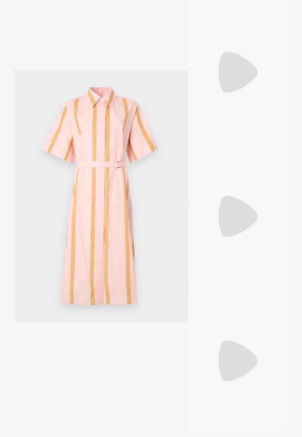 Marimekko PAPERI PUHVELI DRESS - Ingruha - rose/light brown; Fekete magas sarkú szandálok vékony pántokkal, csomózott mintával, sima négyzetes orral és karcsú stiletto sarkal rendelkeznek.; Világosszürke fémes kézitáska lánc pánttal, kis kör alakú fém kifinomult díszítéssel és háromszög alakú márkagéppel.; Arany lánc-link fülbevalók, átlátszó kristálydíszítéssel, gravírozott "GUESS" márkajelzéssel és sima felülettel.