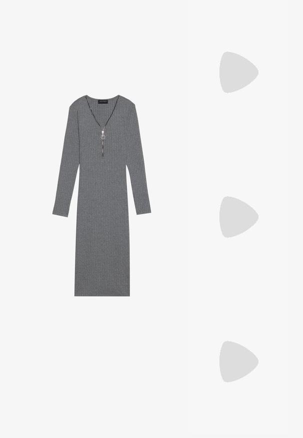 Pilka raukšlėta ilgos rankovės suknelė su giliu V formos dekoltė ir sidabro užtrauktuko detalėmis, su apskritu traukimo užtrauktuku ir prigludusia siluetu.; Juodi patentinio odos slingback aukštakulniai su smailiu pirštu, apvaliu išpjovimu ir blokiniu kulnu. Papuošti auksiniu juostos akcentu.; Juodos didelės saulės akinių su pereinamais objektyvais, storomis rėmeliais ir auksinės spalvos grandinėmis ant šventyklų.; Juodas rankinės maišelis su struktūrizuota paviršiumi, dvigubais viršutiniais rankenėlėmis ir reguliuojamu peties diržu. Įrengtas aukso spalvos furnitūra ir šoninės kišenės.