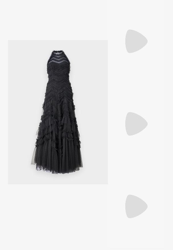 Needle & Thread ELIA HALTER NECK GOWN - Galajurk - graphite; Gouden sandalen met hakken, voorzien van een geknoopte voorkant, gegolfde textuur en een enkelriem. De blokhak heeft een ribbelontwerp, wat de grip verbetert.; Zwarte leren emmer tas met een gestructureerde afwerking, gouden hardware accenten en een open bovenkant. Heeft een korte handgreep en een verstelbare schouderriem.; Gouden knoopstuds met een gedraaide design. Elke oorring heeft een ronde transparante achterkant voor een veilige draagervaring.