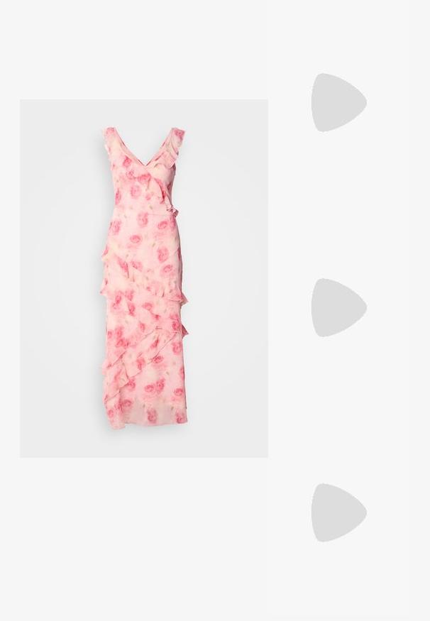 Rosa blommönstrad klänning med volanger längs halsringningen och kjolen. Flödande tyg, V-ringad design och en figurnära silhuett med lagerdetaljer.; Vit remsandaler med hög klack, platt tårbas, strukturerad framdel med rynkade detaljer och en smal vristrem.; Vit läderhandväska med en strukturerad design, med en magnetknäppning och en axelrem, visad mot en neutral bakgrund.; Silverfärgade hoopörhängen med en slät, polerad yta. Rund form och säker klickstängning. Lättviktig design som passar för vardagligt bruk.