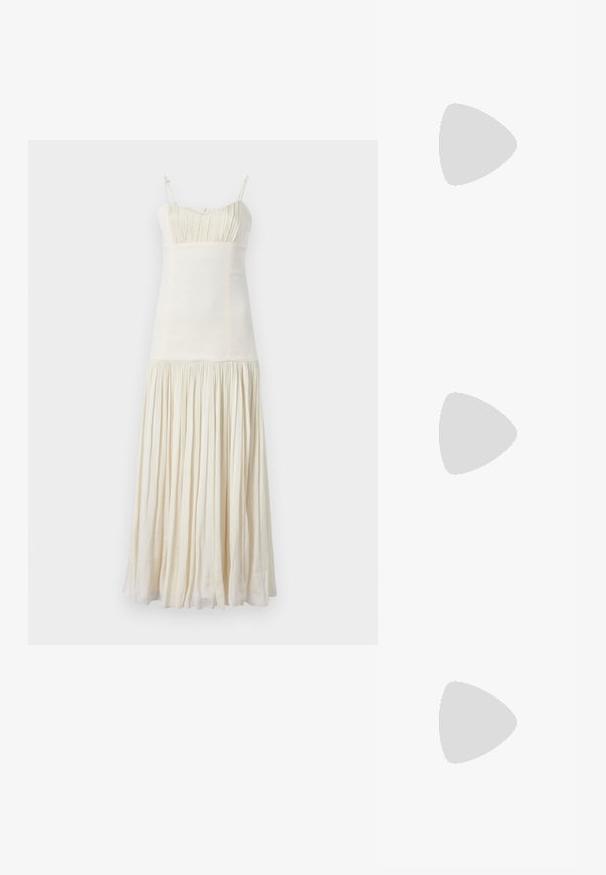 sandro ROBE - Jurk - ecru; Zwart patent slingback hak met een spitse neus, voorzien van een gestructureerde slangenprint, verstelbare band en een korte, gestructureerde blokhak.; Zwarte leren schoudertas met twee vo pockets, gouden gespen, ritsluiting en een smalle band. Tekstuur oppervlak en compacte rechthoekige vorm.; Gouden metalen oorbellen in de vorm van een gebogen, verlengde hoop. Kenmerkend zijn het gladde, glanzende oppervlak en de afgeronde punt voor extra detail.