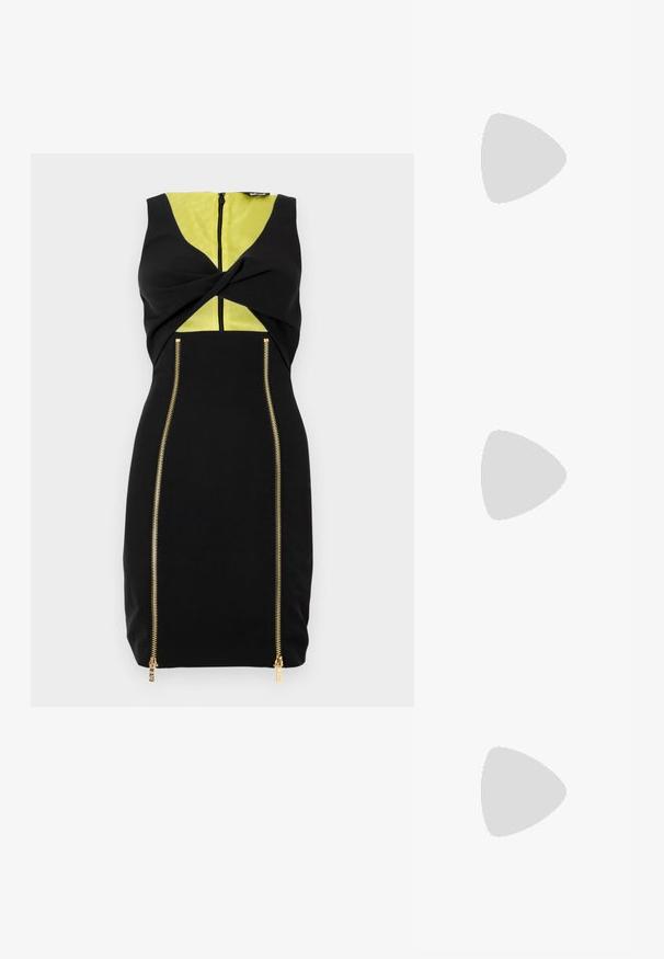 Vestido preto com um painel amarelo, detalhe em torção na frente e fechos de correr dourados nas laterais para um contraste de design adicional.; Sandal de salto kitten em couro preto com bico pontudo e fivela dourada na correia lateral, em fundo branco.; Bolsa de ombro em couro preto com dois bolsos frontais, fivelas douradas, fecho de zíper e uma alça fina. Superfície texturizada e forma retangular compacta.; Brincos em metal dourado com forma de arco alongado e curvado. Apresentam uma superfície lisa e brilhante, com uma ponta arredondada para um detalhe adicional.