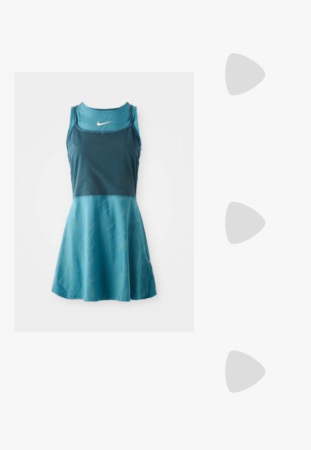 Ärmelloses teal- und dunkelblaues Nike Sportkleid mit taillierter Oberseite und ausgestellt Rock, auf der Brust mit einem weißen Nike-Swoosh-Logo.; Next WIDE FIT FOREVER COMFORT - High Heel Pumps - mottled anthracite; Schwarze Lederhandtasche mit geschwungener Form, abnehmbarem Tragegurt und goldenen Beschlägen. Die Tasche verfügt über einen Deckel mit einer Schnallen-Details.; Ohrringe in Goldoptik mit strukturierten, gewellten Formen. Beinhaltet skulpturale Clip-Ohrringe und ein offenes Hoop-Design mit gehämmertem Finish.