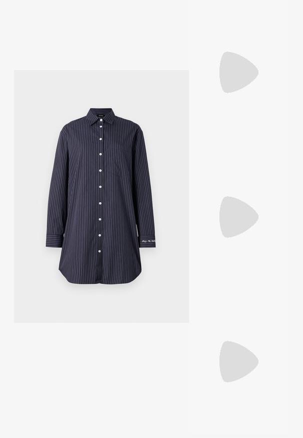 Marineblauw button-up shirt met verticale strepen, lange mouwen, een klassieke kraag, een enkele borstzak en tekstdetail op de mouw.; Witte korte mouwen t-shirt van ribstof. Ronde halslijn, normale pasvorm en subtiele stiksels. Geen patronen of grafische elementen.; Zwarte leren ballerina met een ronde neus, gladde textuur, minimale stikdetails en een flexibele zoolontwerp.; Bruine leren handtas met een klep sluiting, gouden hardware, een schouderband en een gladde textuur. Compact rechthoekige vorm.