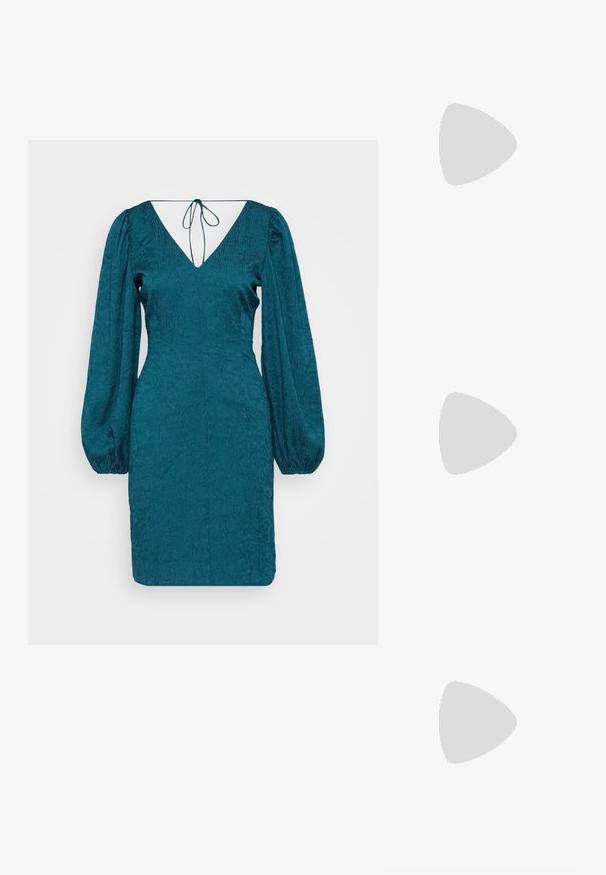 Robe turquoise avec un décolleté en V, en tissu texturé, à longues manches bouffantes et un détail de nouage à l'arrière, conçue pour une silhouette ajustée.; Escarpins en cuir verni noir avec bout pointu et talon bloc géométrique. Présente un design élégant et minimaliste ainsi qu'une texture lisse.; Sac à main en cuir noir avec une forme courbée, bandoulière amovible et des accessoires en or. Le sac est doté d'un rabat avec un détail de boucle.; Boucles d'oreilles en ton argent, au design en anneau torsadé, présentant une surface texturée et des détails nervurés, sécurisées par une fermeture à tige.