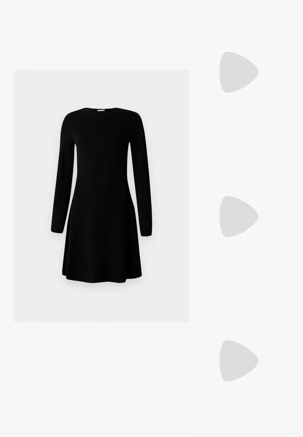Robe noire à manches longues avec un col rond. Silhouette évasée en A ; texture lisse ; aucun motif ni accent visible.; Chaussure à talon aiguille à bout pointu avec un schema de couleurs argent, or et nude. Fini brillant avec un design découpé, dotée d'un talon stiletto.; Pochette en métal argenté avec une forme douce et arrondie et un fermoir en haut noué. Fabriquée en simili cuir lisse.; Boucles d'oreilles en argent en forme de créoles avec un design torsadé, dotées d'une finition polie et d'une fermeture à poussoir. Mesurent environ 3 cm de diamètre.