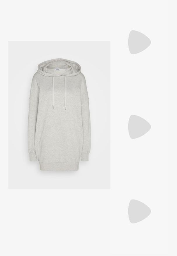 Hoodie gris clair avec capuche à cordon, coupe surdimensionnée, poche kangourou et poignets et ourlet côtelés. Fabriqué en tissu doux et texturé.; Bottes noires en cuir à hauteur de cheville avec un bout arrondi, un talon bloc de hauteur moyenne et une languette à l'arrière. Texture lisse, design minimal.; Sac bandoulière en cuir noir avec une texture lisse, de forme rectangulaire et un détail en chaîne métallique à l'avant. Sangle réglable incluse.; Boucles d'oreilles en argent avec un clou carré, présentant une finition lisse et polie ainsi qu'une forme en goutte d'eau, réfléchissant la lumière grâce à une surface brillante.
