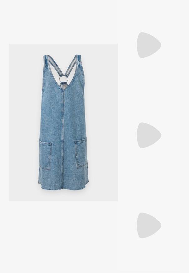 Τζιν φόρεμα σε ανοιχτό μπλε, με V-λαιμόκοψη και σταυρωτές τιράντες με κυκλικό δαχτυλίδι. Διαθέτει δύο μπροστινές τσέπες και ίσια στριφώματα.; Άσπρο κοντομάνικο μπλουζάκι φτιαγμένο από ρ�ιγέ ύφασμα. Στρογγυλή λαιμόκοψη, κανονική εφαρμογή και διακριτές λεπτομέρειες ραφής. Χωρίς σχέδια ή γραφικά.; Μαύρο δερμάτινο μπαλαρίνι με στρογγυλή μύτη, λεία υφή, ελάχιστες λεπτομέρειες ραφής και σχεδίαση ευέλικτης σόλας.; Καφέ δερμάτινη τσάντα χειρός με κλείσιμο καπάκι, χρυσές λεπτομέρειες, ιμάντα ώμου και λεία υφή. Συμπαγές ορθογώνιο σχήμα.