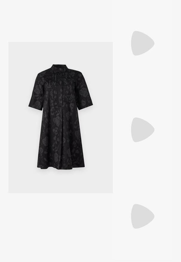 Marimekko HELMAT NOKTURNO - Kasdienė suknelė - black/dark grey; Juodas odinis pavasario batelių modelis su smailiu nosiu, turintis siaurą kulniuką ir auksinės spalvos akcentu reguliuojamoje juostoje. Lygi tekstūra.; Juoda odinė rankinė su struktūrizuotu dizainu, turi trumpą formą, viršutinę rankeną ir auksinius akcentus. Pridėtas reguliuojamas peties diržas.; Trys metalinės žiedai: vienas rožinės aukso, vienas auksinis su tekstūruotais akcentais ir vienas sidabrinis, visi su įmintu ženklinimu vidinėje juostoje.