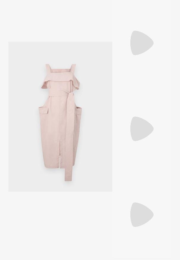 Světle růžové šaty s volánkovým výstřihem, širokými ramínky, páskem na uvázání a dvěma bočními kapsami. Mají rovný střih a rozparek na lemování.; Černé kožené slingback boty se špičatou špičkou, s tkaným akcentem a plisovaným designem svršku. Plochá podešev s minimálním kovovým zapínáním.; Hnědá kožená kabelka s klopou, zlatými kovovými detaily, ramenním popruhem a hladkým povrchem. Kompaktní obdélníkový tvar.; Pár nepravidelných oválných náušnic z kovu pozlaceného zlatem s texturovaným, mírně kladivkovým povrchem na bílém pozadí.