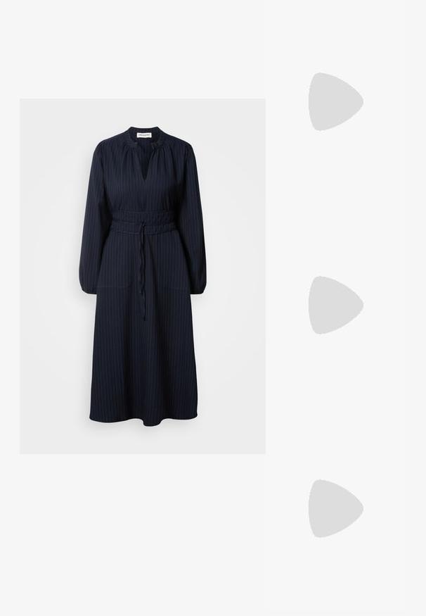 Tummansininen mekko, jossa on pystysuorat raidat, pitkät hihat, poimutettu kaula-aukko ja vyötäröllä vyö. Sisältää kaksi etutaskua.; Musta nahka loaferit sileällä pinnalla, jossa on koristeellinen hihna, pyöreä kärki ja teksturoitu pohja. Yhdistetty pitkän mustan nahkahameen kanssa.; Musta nahkainen hobo-laukku, jossa on yksi pehmeä, pyöreä kahva; ominaisuuksina sileä pinta ja minimalistinen muotoilu. Ei näkyvää metalliosaa tai koristeita.; Kultaiset renkaat, joissa on teksturoitu, epäsäännöllinen muoto. Varustettu saumattomalla suljinnalla ja kiillotetulla pinnalla, mikä korostaa modernia muotoilua.