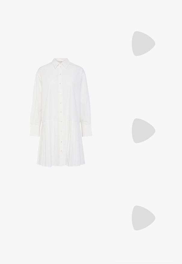 Robe blanche à col, manches longues, boutonnière sur le devant et section inférieure plissée. Fabriquée en tissu lisse.; Sandale à talon en métal doré avec un talon bloc angulaire, deux bandes sur le pied et une bride de cheville réglable. Texture lisse.; Sac à épaule blanc avec une finition texturée, une accentuation par une boucle centrale et une forme courbée. Fermetures éclair des deux côtés.; Boucles d'oreilles dorées présentant des formes texturées et ondulées. Comprend des clips sculpturaux et un design de créoles ouvertes avec une finition martelée.