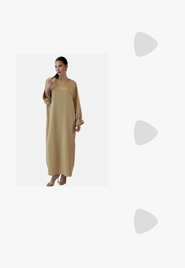 Elara ABAYA - Maxikleid - dunkelbeige; Beige Lackleder-Mary-Jane-Schuhe mit zwei verstellbaren Schnallen, spitzem Schuhkopf und niedrigem Absatz. Glatte Textur mit glänzendem Finish.; Cremfarbene Lederhandtasche in Mondform, mit goldenen Akzenten, schwarzen Details und einem abnehmbaren Gurt. Sie verfügt über eine Kettendetail und einen Anhänger.; Goldfarbene Ohrringe, bestehend aus drei Paaren: strukturierte ovale Stecker, ohrringe mit gewelltem Design und große Creolen mit geschichteten Rillen.