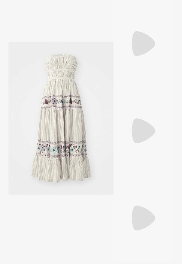Mouwloze, gelaagde jurk met een geplooide, elastische top. Lichte stof met verticale strepen en bloem geborduurde motieven in paarse en teal tinten.; Koi Footwear TIRA RUFFLE MARY JANES PORCELAIN DELIGHTS EDITION - Plateaupumps - white; Witte jurk met pofmouwen, versierd met bloemen en gouden hardware, gecombineerd met een gouden handtas van pailletten met een vintage sluiting.; Gouden oorbellen met twee parel-druppels. Een paar heeft stud-posts; het andere is een hangstijl met een ketting en extra parels.