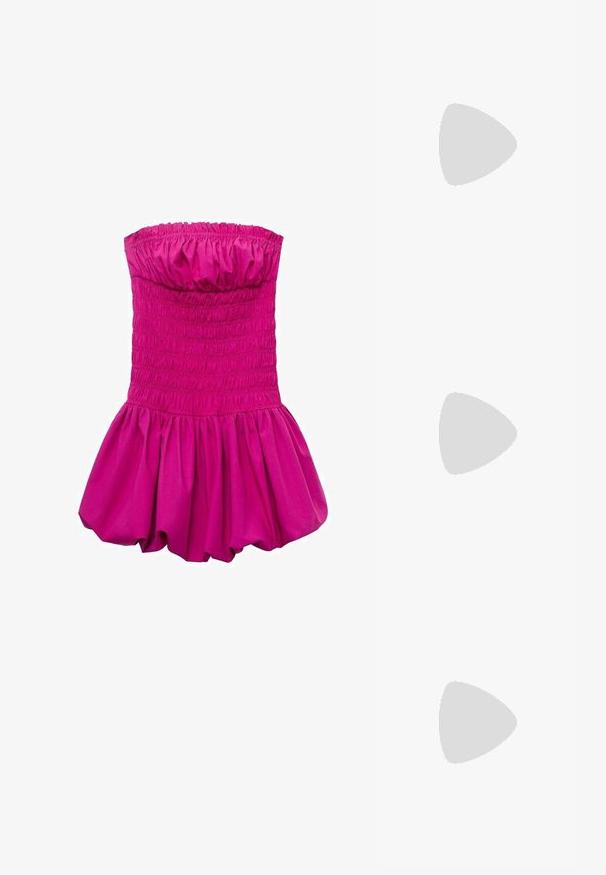 Fuchsia trägerloses Kleid mit gerafftem Mieder und voluminösem, ausgestellt Rock. Hergestellt aus glattem Stoff, mit einem gerafften oberen Rand.; Bershka High Heel Sandalette - black; Braune achteckige Sonnenbrille mit einem transparenten, bernsteinfarbenen Rahmen und braun getönten Gläsern. Verfügt über eine Metallverzierung am Steg und schlanke Bügel.; Schwarze Lackleder-Handtasche mit geschwungenem Design, einem Schulterriemen, Vordertaschen und silberfarbenen Hardware-Akzenten.