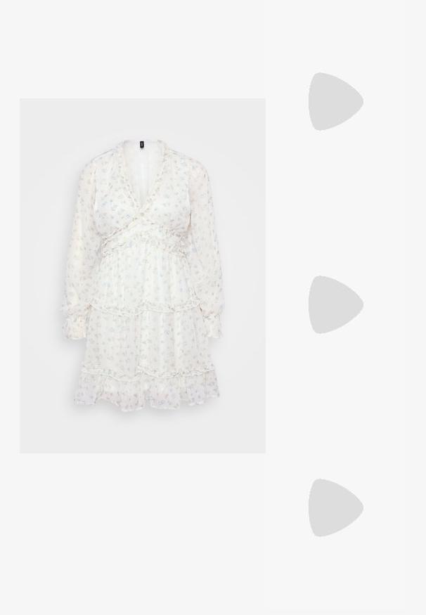 Vit blommig klänning med långa ärmar, volanglager och V-utsättning. Har små blå blommor på ett genomskinligt tyg för en lätt textur.; Svarta lackläder slingback-klackar med spetsig tå, en rundad utskärning och en blockklack. Utsmyckad med en spänne i guldton.; Svarta överdimensionerade solglasögon med gradientlinser, tjocka bågar och kedjedetaljer i guldton vid tempelarmarna.; Svart handväska med strukturerad form, slät yta och metallspänne. Matchad med vida svarta byxor och sandaler med öppen tå på trägolv.