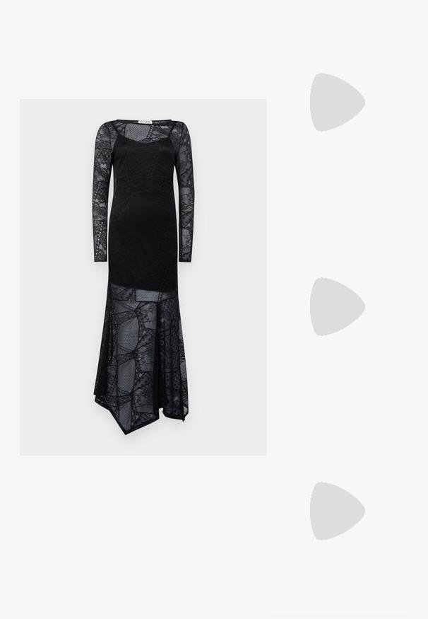 Svart långärmad klänning i strukturerad spets med geometriska mönster, med en figurnära silhuett och asymmetrisk fåll.; Svarta läderplattformsläderskor med rund tå och bred rem över vampen. Har en kraftig, fyrkantig klack och en slät yta.; Kvinna med långt mörkt hår, klädd i en svart dräkt, bärandes en svart läderaxelväska, tittar över axeln mot en vit bakgrund.; Silverfärgade hoopörhängen med en minimalistisk design. Cirkulär form, slät yta och tunn profil. Lätta med en polerad finish.