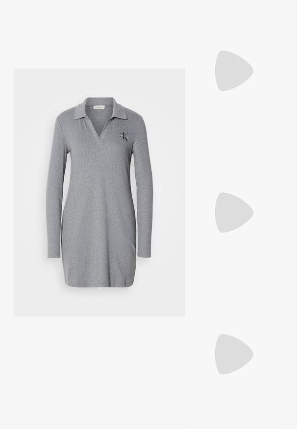 Pelēks garām piedurknēm polo kleita, kas izgatavota no mīksta materiāla, ar V veida kakla izgriezumu un mazu izšūtu logo kreisajā krūtī.; Sudraba slingback augstpapēžu kurpe ar norādītu purngalu, metālisku apdari, diviem dekoratīviem siksniņām un plānu papēdi ar melnu galu.; Balta ādas rokassoma ar noapaļotu formu, uz kuras priekšpuses ir izgriezts "CK" logo un viena plecu siksna. Augšā aizverama ar rāvējslēdzēju.; Zeltīti metāla auskari ar gludu, izliekta dizaina. Ar atšķirīgu smailu formu, pulētu virsmu un eņģu aizdari.