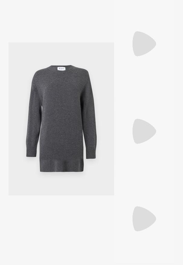 Pulover gri tricotat dintr-un material moale, cu guler rotund, mâneci lungi și mansete și tiv ondulate. Design simplu și clasic.; Zign Cizme - black; Ochelari de soare negri, unghiulari, cu lentile gri; fabricați din plastic, având brațe groase cu o suprafață netedă și fără hardware vizibil.; Geantă de mână din piele maro, cu două mânere rezistente, formă rectangulară, textură netedă și închidere cu fermoar. Design minimalist, fără modele vizibile.