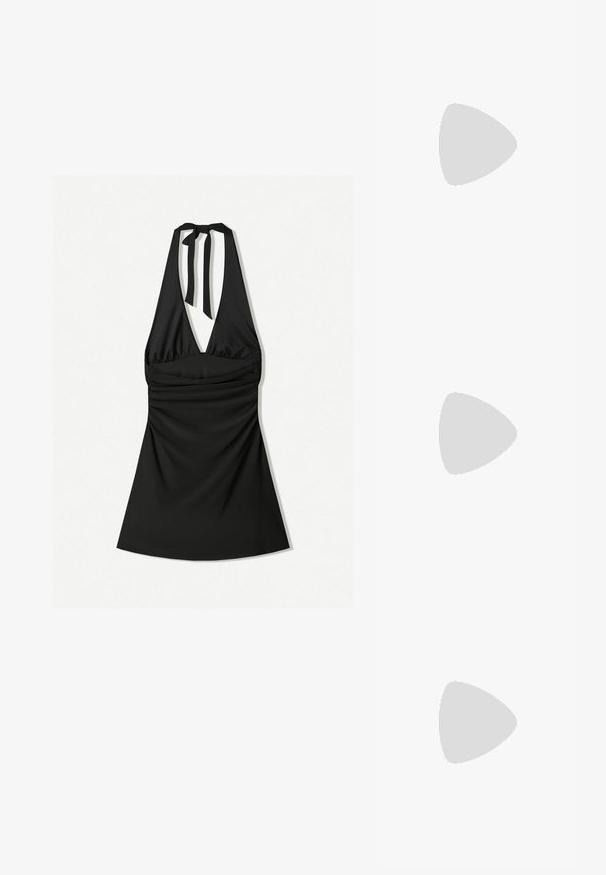 Crna halter haljina s dubokim izrezom, nabrane tijelo i čvorom na vratu. Tkanina je glatka i blago sjajna.; Zlatni metalik slingback sandali s šiljatim vrhom i debelim potpeticama. Glatka tekstura, minimalistički dizajn i uski remen.; Crna kožna torba s glatkom teksturom. Ima podesivu naramenicu i elegantan, minimalistički dizajn s zatvaranjem na patentni zatvarač.; Srebrna dvostruka prsten s glatkom, poliranom površinom. Karakterizira ga fluidan, zakrivljen dizajn s preklapajućim sekcijama za moderan izgled.