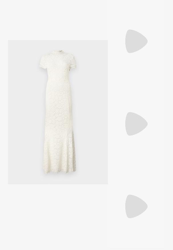 Kanten jurk in ivoor, met korte mouwen, een hoge halslijn en ingewikkelde bloemmotieven. Uitlopende zoom met gekartelde randen.; Zwarte gepatineerde leren slingback schoenen met een spitse neus, zilveren hardware detail en een lage blokhak. Gladde, glanzende textuur overal.; Zwarte leren schoudertas met een gladde textuur, rechthoekige vorm en een metallic kettingdetail aan de voorkant. Verstelbare schouderband inbegrepen.; Gouden oorbellen met een gebogen, ringachtige vorm en een opvallende zilveren bolaccent. Gepolijst metalen afwerking, met een achterste sluiting.